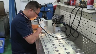 Ręczne gratowanie bloków zaworów hydraulicznych zapewniające płynne przepływy oleju