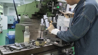 Proces gratowania rozdzielacza hydraulicznego Precyzyjne wykończenie bloków obrabianych CNC